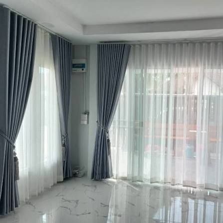 ผ้าม่านสีเทาพร้อมผ้าโปร่งในบ้าน